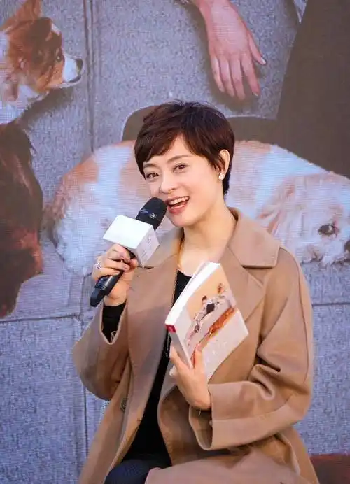 孙俪又穿白色连衣裙,搭配腰带更时髦了,短发造型减龄10岁不止_显得