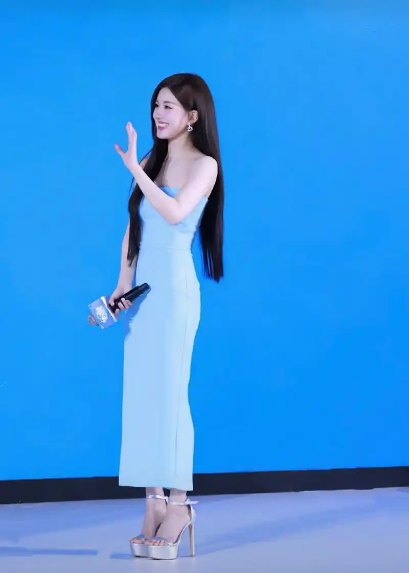 赵露思的高跟鞋这么高,她怎么做到走路这么稳的?太佩服了