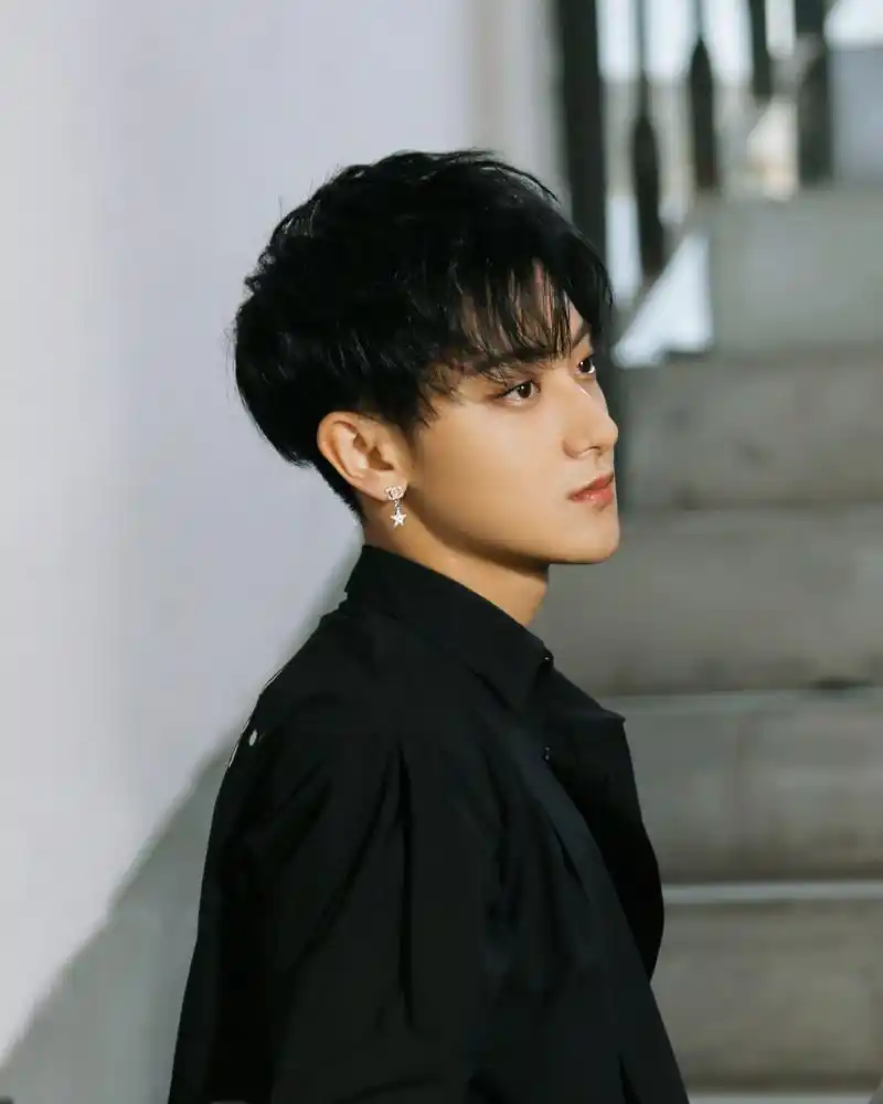 黄子韬新曲误会全球上线聆听王子与玫瑰的故事