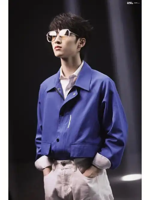 戴眼镜的浩翔!好帅#严浩翔  #壁纸