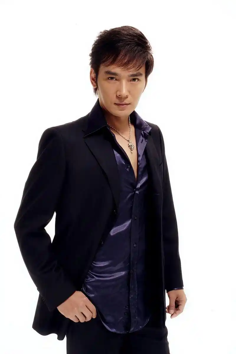 1998年,焦恩俊怕赔偿1000万的违约金,只好硬着头皮跟看似60岁的西门