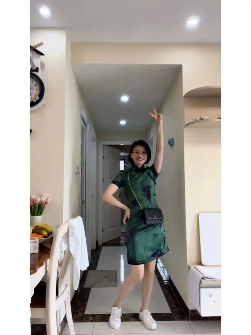 旗袍 小白鞋=夏天 谁说旗袍只能配跟鞋, 谁说旗袍只能长发, 谁说旗袍