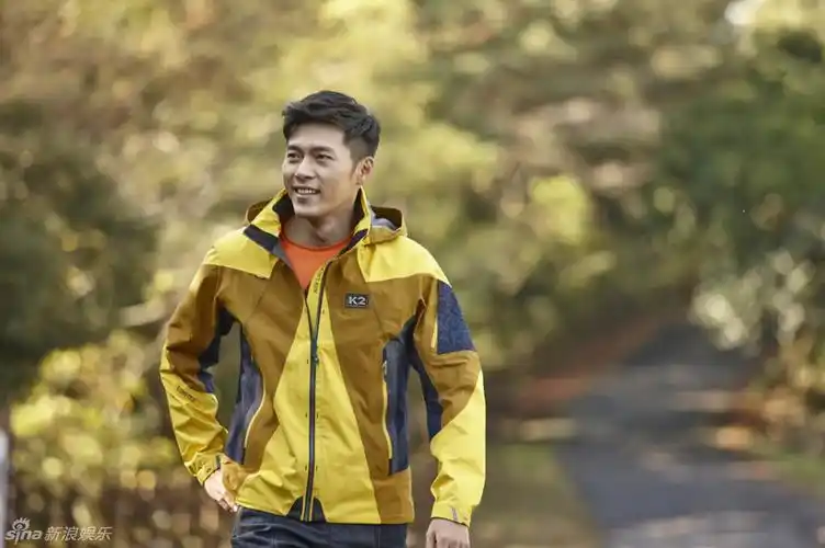 组图:玄彬拍户外大片 济州岛看美景心情舒畅