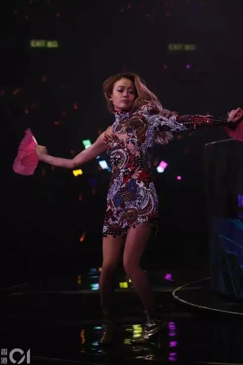 容祖儿入行20年演唱会joey嗨翻全场唱跳尽显实力中途失声哭泣