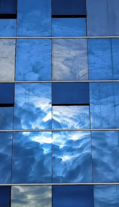 卷积云反射到玻璃窗形成了波涛汹涌的海