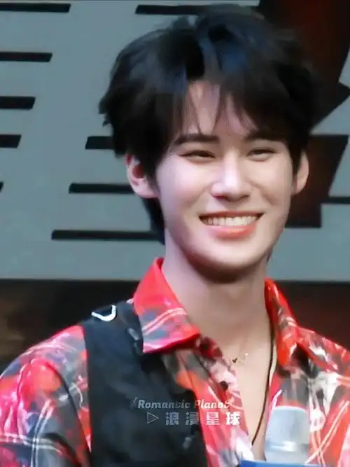 张真源红格衬衫黑马甲造型