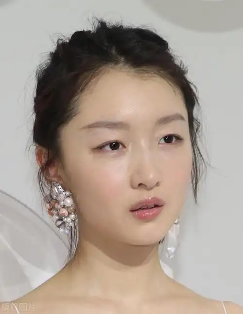 周冬雨,1992年出生于河北省石家庄市,毕业于北京电影学院,中国内地