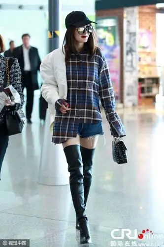 杨幂格子衫高筒靴风情万种外套穿搭肩时尚随性