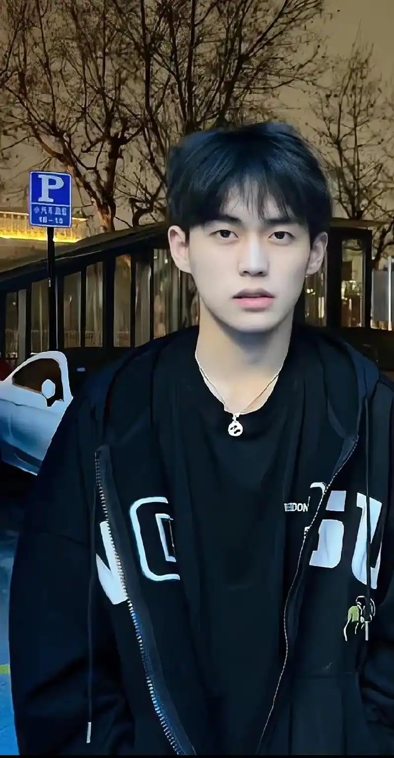 痞帅 #余庆伟  无水印壁纸 - 抖音