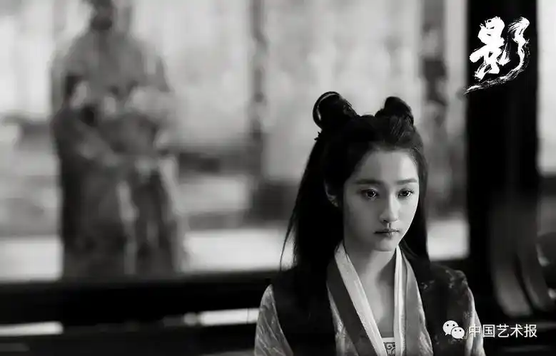 关晓彤曾参演电影《无极》(上),电视剧《家有儿女新传》(中),电影《影