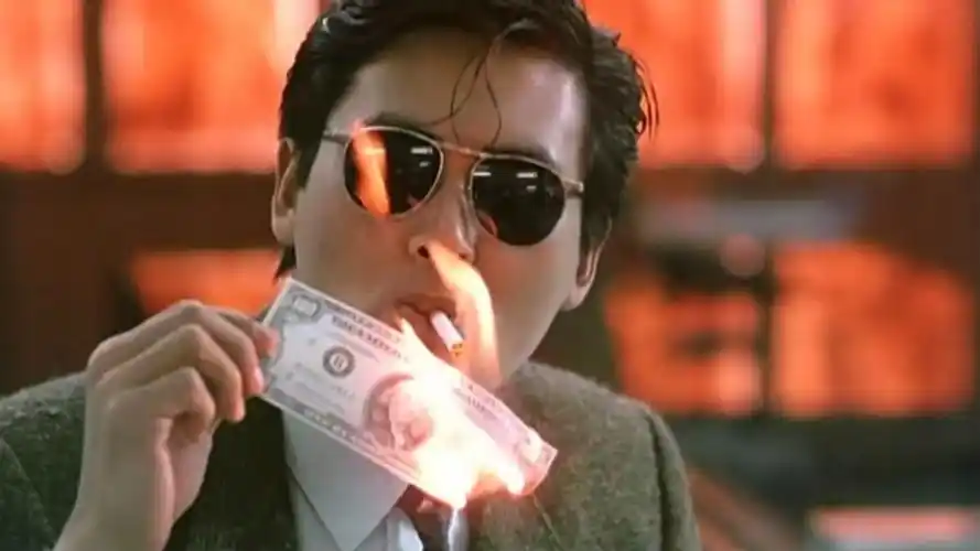 论坛 英雄本色1里面   大哥成  从大厦里出来  小马哥拖着一条腿给他