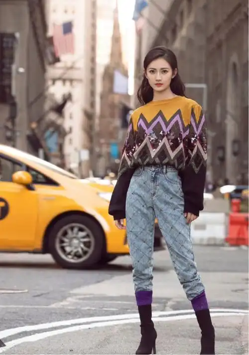 陈钰琪这次时装周真时尚拼色毛衣配牛仔裤尖头短靴时髦又高级