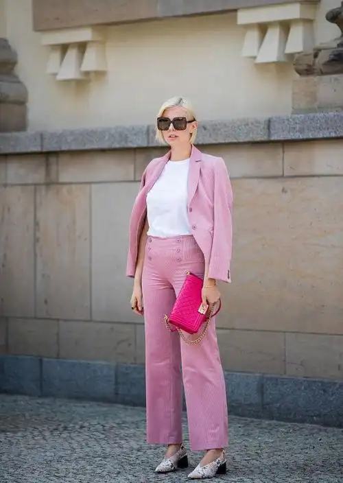 服装能够提升品位专业的粉色搭配告诉你讲究的女人都这么穿