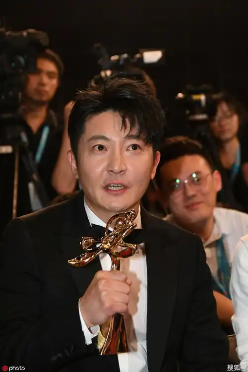郭京飞斩获白玉兰最佳男配,还不忘调侃"苏家人"-搜狐大视野-搜狐新闻