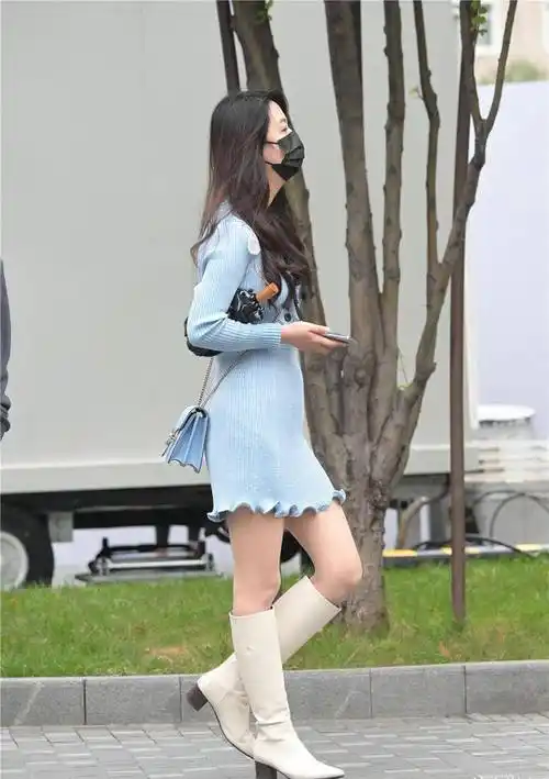 白色长靴,有点特别多气质,深秋时节穿着保暖时尚_风格_美女_显得