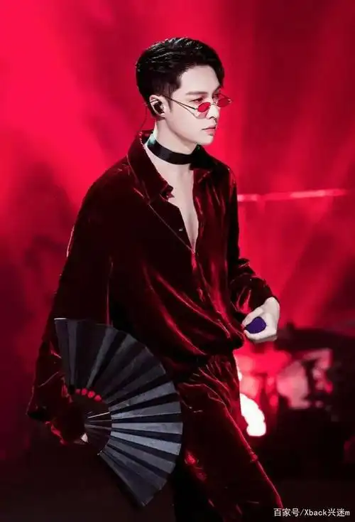 张艺兴那些惊艳到你的照片,红衣yyds!