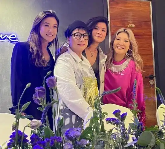 邓光荣妻子生日众星云集干女儿郑欣宜嘟嘴献吻唐鹤德罕见露面