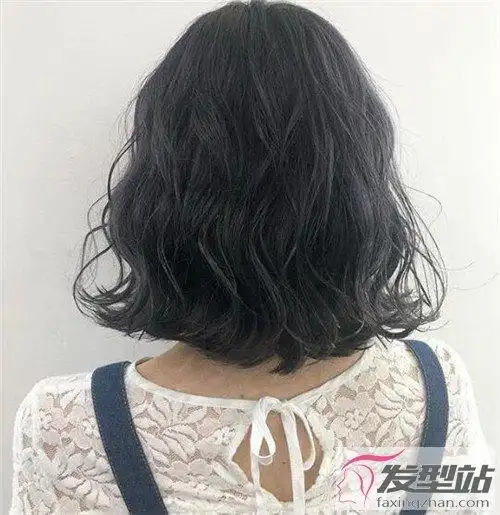 齐肩短发波纹卷 慵懒随性显气质