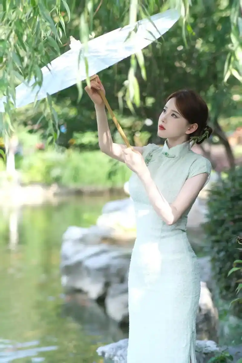 #旗袍 #这个夏天总要下趟江南吧 拍了好多旗袍照片,悄悄存在 - 抖音