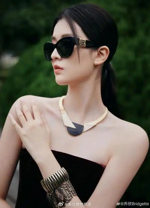 乔欣穿复古红丝绒抹胸长裙写真照曝光皮肤白皙小露香肩