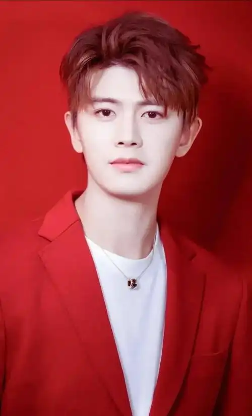 红色任嘉伦开启炸街模式燃爆整个夏天