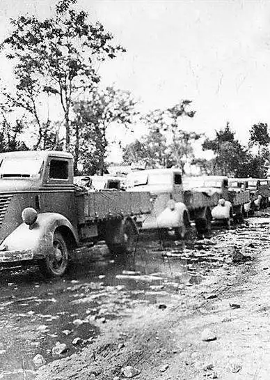 鬼子伪军还想过年?装甲车掩护车队运年货,新四军:归我们了!