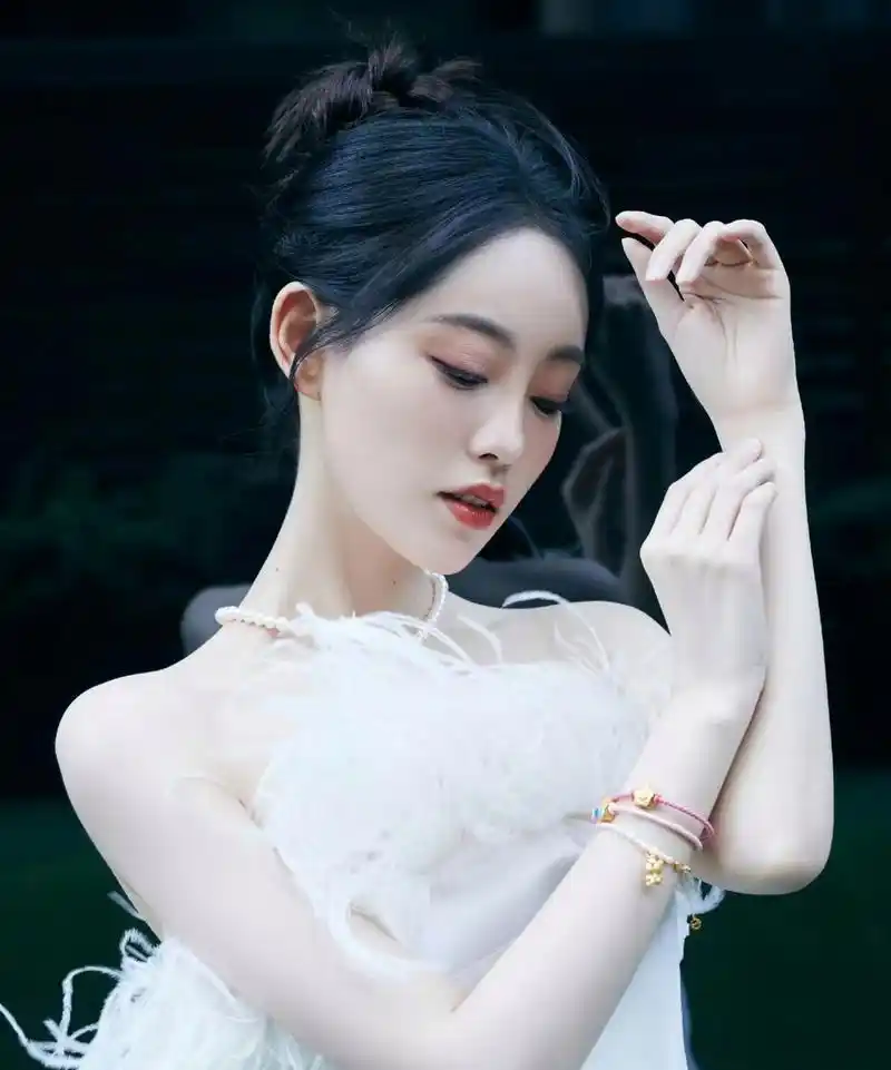 明星# #祝绪丹#  祝绪丹一袭白色羽毛抹胸裙,美丽优雅楚楚动人.