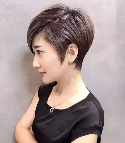 短发造型,不但分有短碎发发型,中长短碎发发型,如果你是女士不防可以