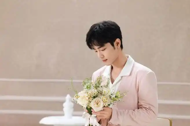 肖战粉西装手捧花,粉色娇嫩的战战,是谁还没想到 他的