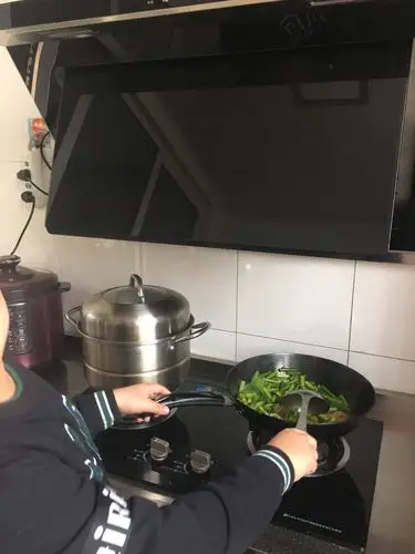 家里来客人了,我帮忙炒菜,炒的不好,就不漏面了.