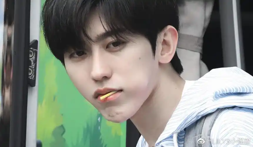 奔跑吧蔡徐坤扒拉郭麒麟假装跳水太调皮大林的表情亮了