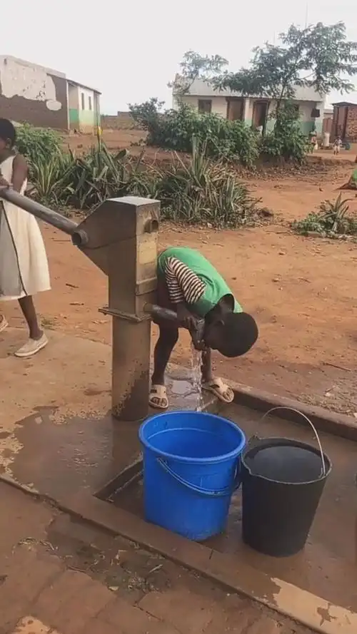 非洲水资源那么紧张,孩子要走十几里地来这里取水喝