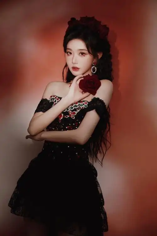 孔雪儿超话暗夜点燃,热情浮动,哥特玫瑰95绽放中@孔雪儿#浙江卫视