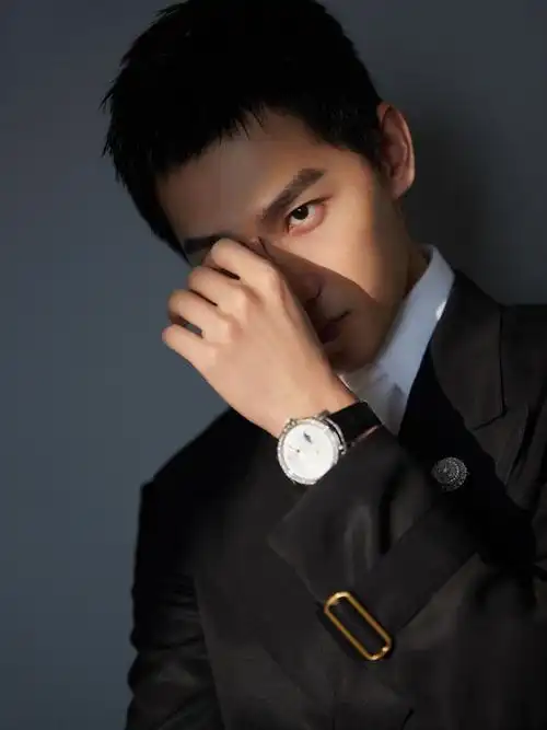 杨洋黑色复古西服酷帅写真图片19