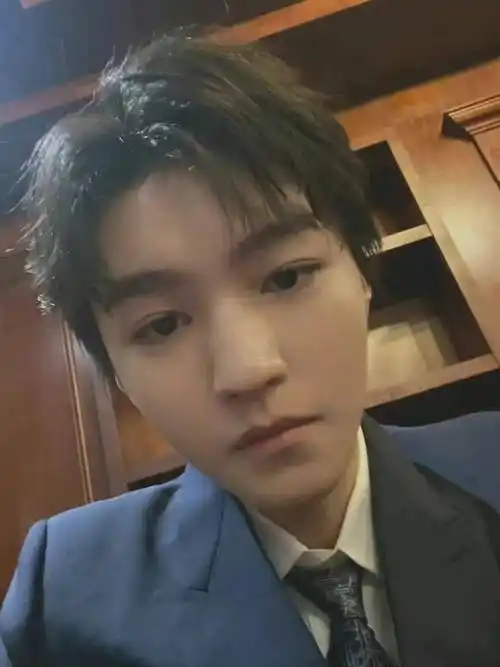 王俊凯更新自拍搞怪表情和小时候如出一辙还被粉丝p成表情包