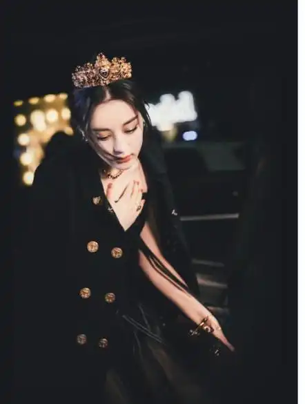 迪丽热巴美得好惊艳!鎏金吊带裙头戴黑色皇冠,那瞬间美到失语