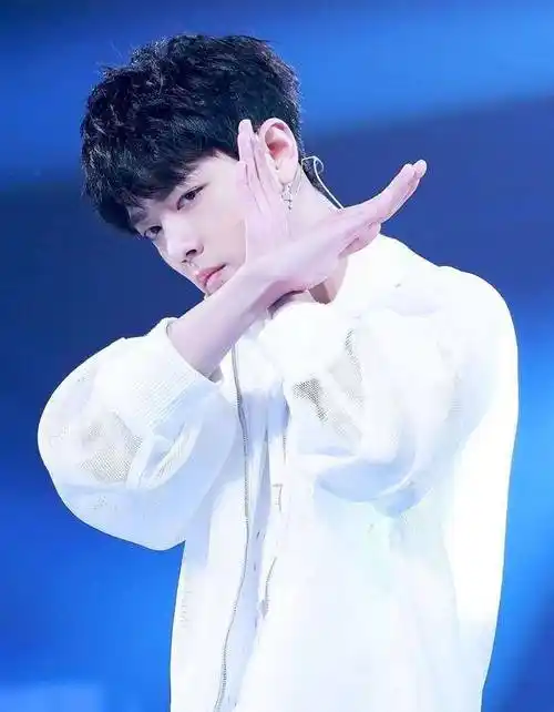 肖战踏步"歪头杀"太绝,官媒深夜转发肖战视频,粉丝表示太棒_新剧_余生