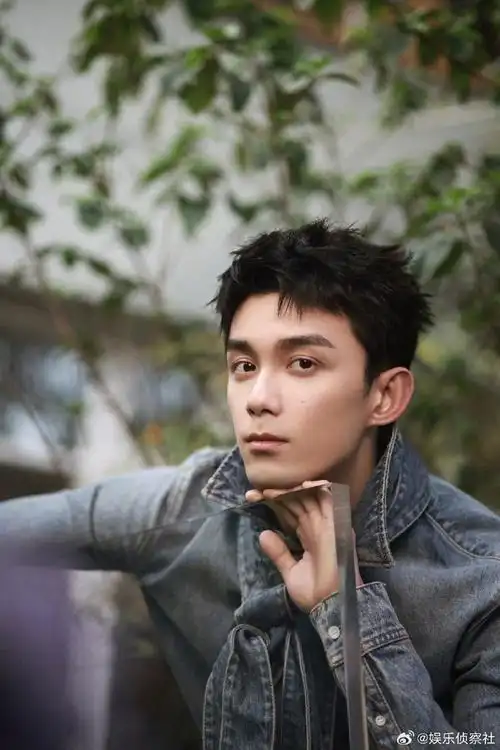 分开也都是很好看的啊,太喜欢看一个人的鼻子了,吴磊的鼻子鼻梁高挺