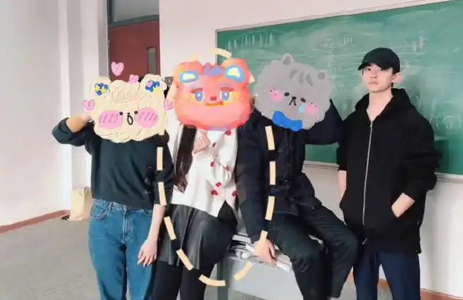 同学晒和易烊千玺合照