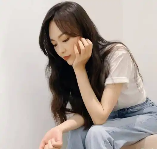 唐嫣在商场被偶遇,路人抓拍却忘开美颜,生图下的双腿是认真的?