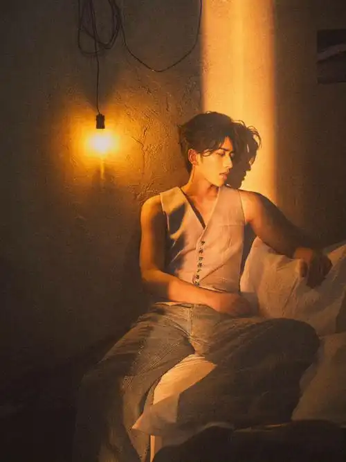 蔡徐坤室内光影写真##蔡徐坤新歌spotlight
