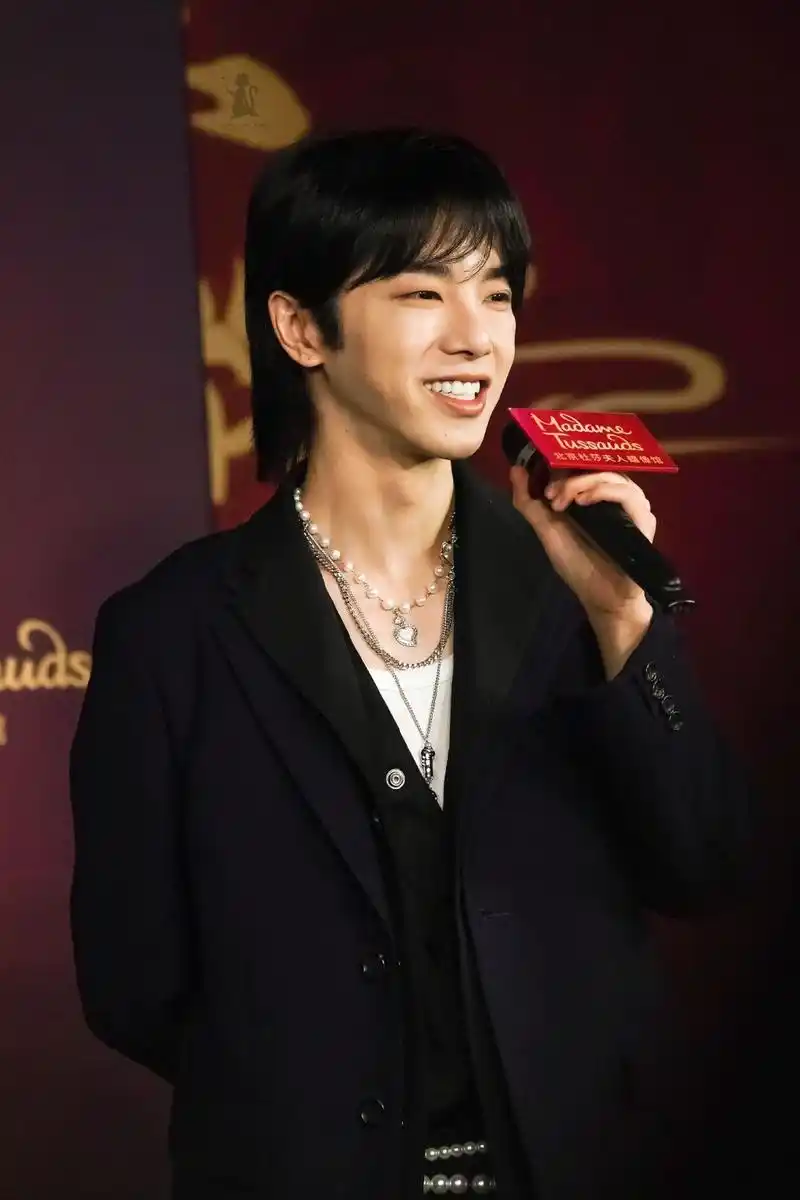 华晨宇壁纸全程姨母笑的看完还是那么乖乖的一个小宝贝