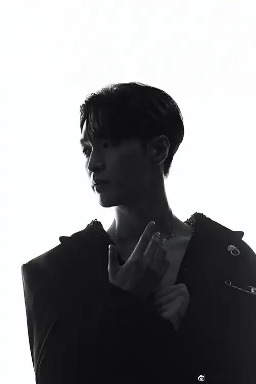 张艺兴舞蹈风暴花絮图释出钉珠西装精致帅气