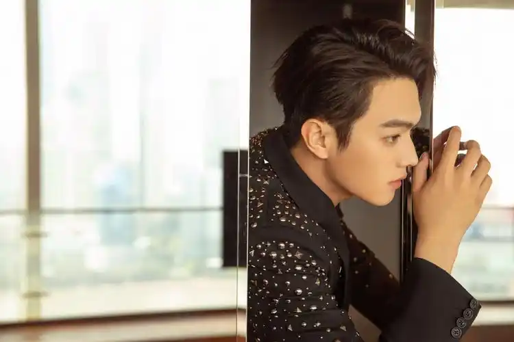 许凯黑色西装帅气写真图片46