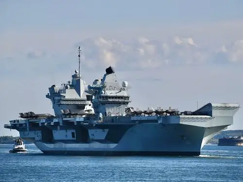 英国皇家海军伊丽莎白女王号航空母舰首次携带战机进驻朴茨茅斯_高清