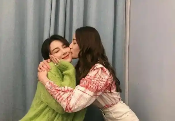 张馨予与迪丽热巴晒闺蜜情,追剧聊到天亮,合照美的如同双胞胎