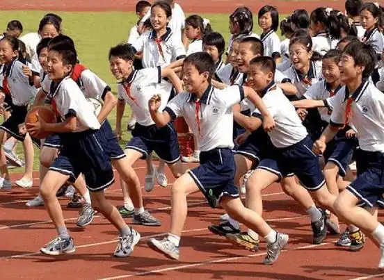 小学生上体育课跑步骨折,学校赔了8万,这次家长的意见出奇一致|中小学