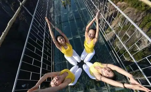 180米高透明玻璃瑜伽表演 百人惊艳秀