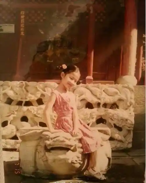 刘亦菲幼儿园毕业照曝光扎羊角辫超软萌网友大赞从小就是c位