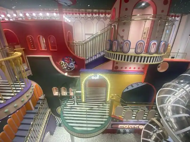 万象汇meland南宁儿童游乐场的天花板